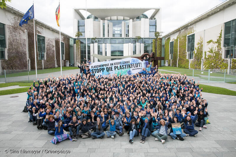 Varios centenares de ecologistas de Greenpeace crearon el 7 de mayo una imagen humana delante de la Cancillería en Berlín y expresaron su exigencia "¡Detengamos la inundación de plástico!". a la ministra federal de Medio Ambiente, Steffi Lemke (Verdes). Sobre un mar simbólico de personas flota la imagen de un mensaje de gran tamaño en una botella llena de residuos plásticos. El motivo de la acción es la segunda ronda de negociaciones del Acuerdo de las Naciones Unidas sobre el Plástico que se celebrará del 28 de mayo al 2 de junio en París. Los activistas piden a Lemke que trabaje por un acuerdo global sólido.