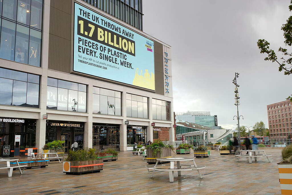 Grandes vallas publicitarias de plástico en Londres.