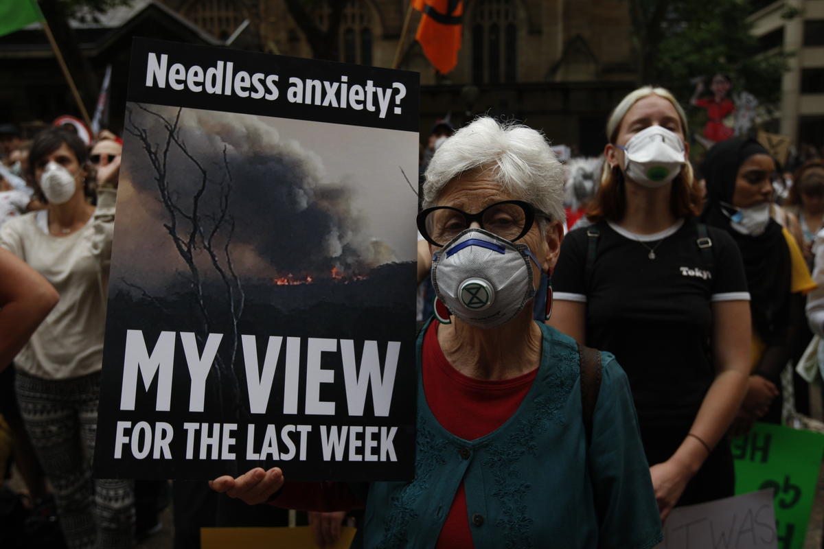 Activists at the Bushfires and Climate Emergency Rally in Sydney. © Dean Sewell / Greenpeace "¿Ansiedad innecesaria? mi vista durante la última semana." Activistas en la manifestación sobre incendios forestales y emergencia climática en Sydney.© Dean Sewell / Greenpeace