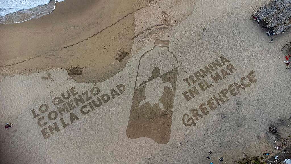 imagen en la arena con la leyenda “Lo que empezó en la ciudad termina en el mar”, como parte de la campaña Océanos Sin Plásticos. 