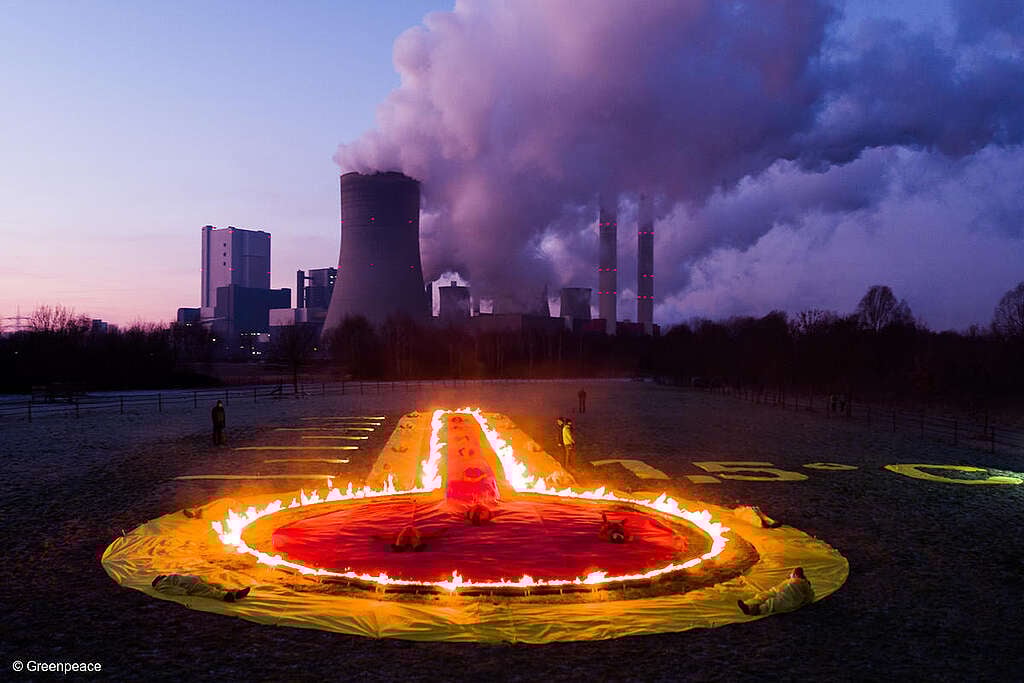Símbolo de un termómetro de 50 metros de largo con una temperatura de 1,5 grados, cuya columna de mercurio está iluminada por llamas. "Detengamos el carbón, protejamos el clima", exigen los ambientalistas en una pancarta.