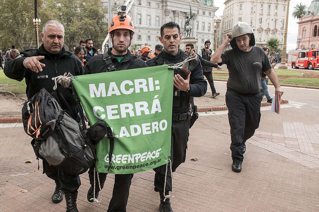 A diez años de la sanción de la Ley 26.639 de Presupuestos Mínimos para la Preservación de Glaciares y Ambiente Periglaciar, ambientalistas y poblaciones afectadas por los proyectos mineros siguen reclamando su plena aplicación y destacan los alcances de la norma, que muchos consideran el segundo logro ambiental conseguido por la comunidad, después de la Ley de Bosques.