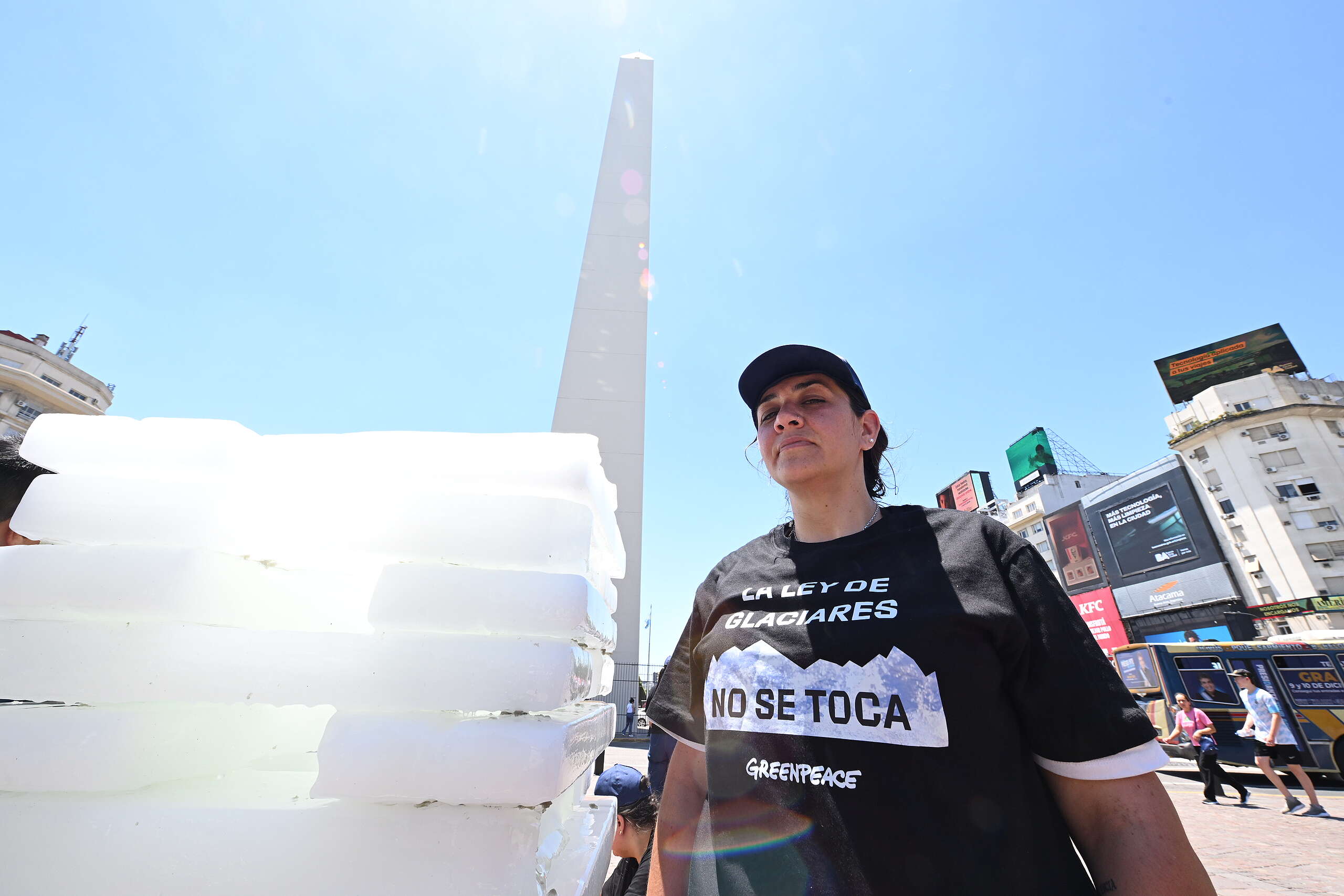 “Están jugando con el agua. La Ley de Glaciares no se toca”: intervención de Greenpeace en el Obelisco.