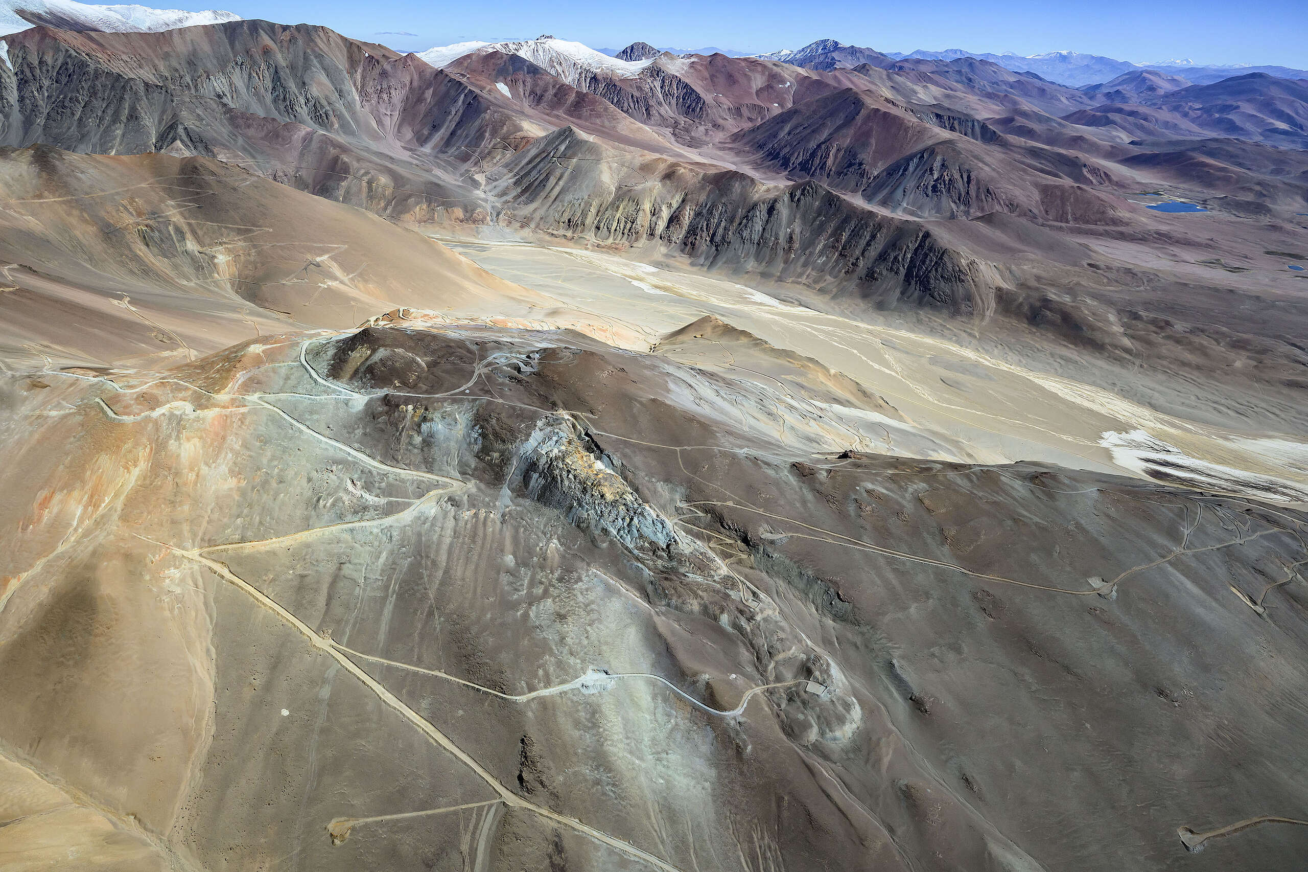 Organizaciones ambientalistas exigen a la Justicia el freno a un proyecto minero sobre un glaciar