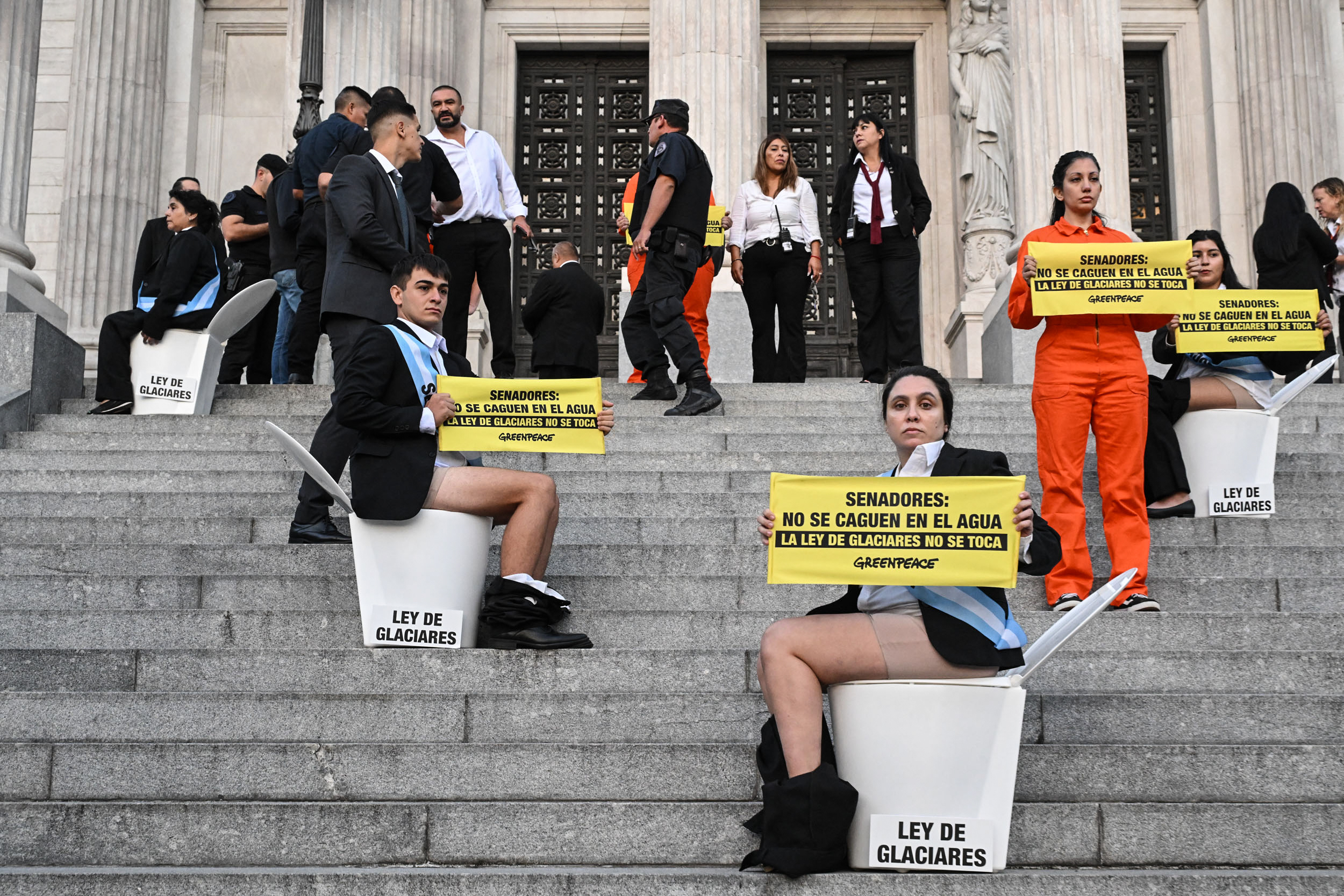 Activistas de Greenpeace detenidos tras realizar una protesta pacífica en las escalinatas del Congreso
