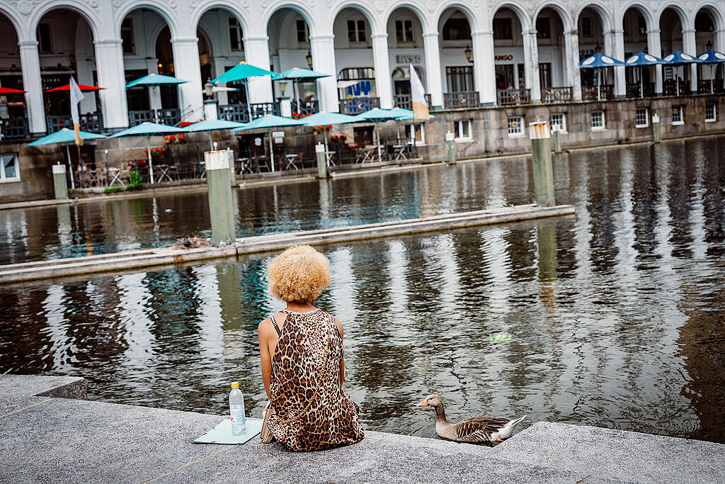 Extreme Weather: Heat Wave in Germany – HamburgExtremwetter: Hitzewelle in Deutschland – Hamburg Una persona de espaldas sentada, remojando sus piernas en una fuente de agua.