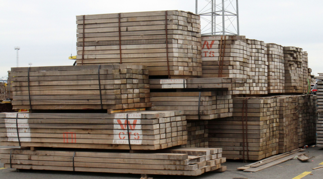 Photo Greenpeace : Le chargement de bois scié gabonais produit par WCTS