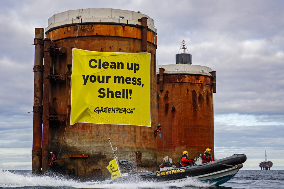 De Rainbow Warrior in actie tegen Shell