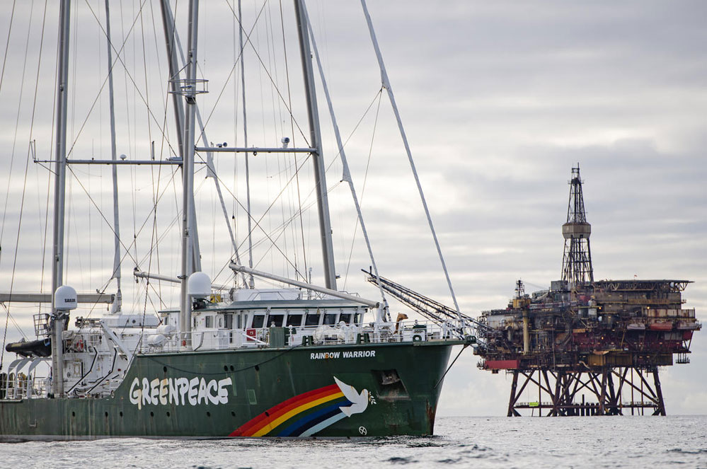 Le Rainbow Warrior en action contre Shell