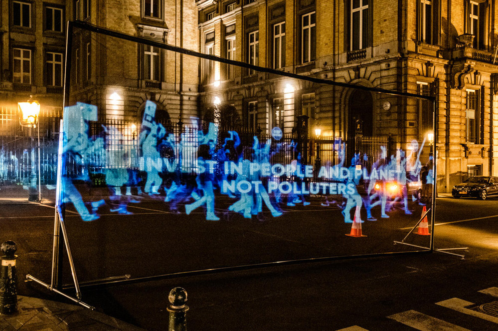 Virtuele betoging met hologrammen voor een groene en eerlijke heropbouw