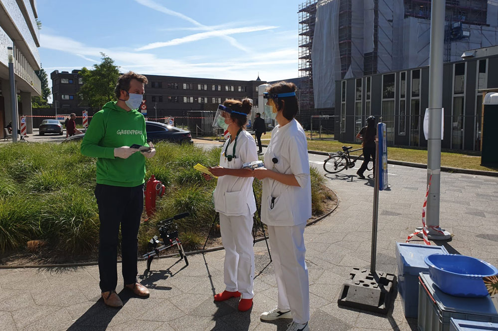 #STAY STRONG - Greenpeace aan de deuren van de ziekenhuizen!