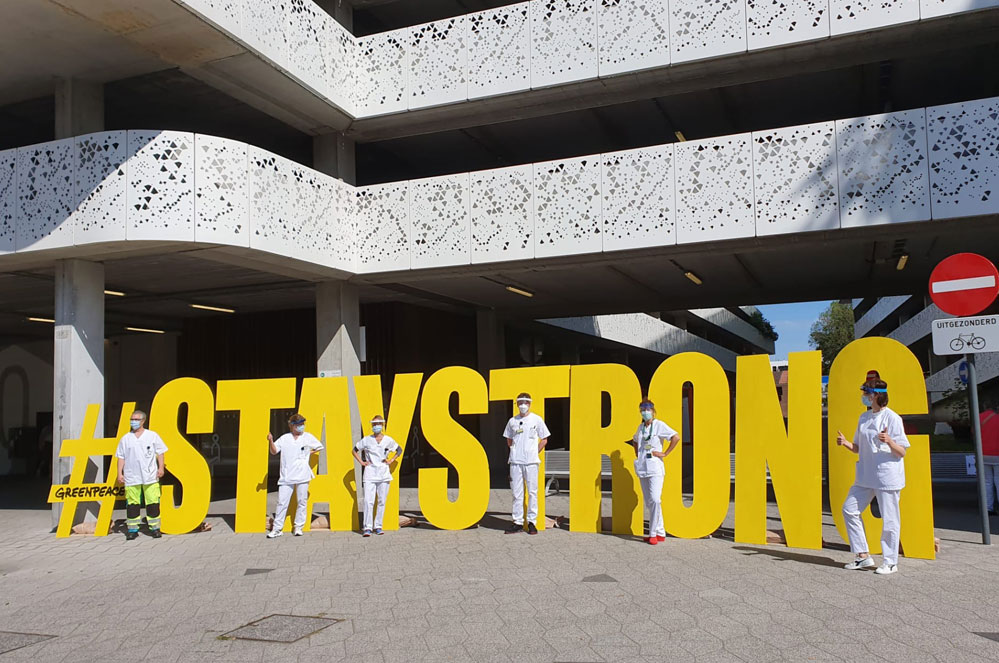 #StayStrong: Greenpeace voor de deur van ziekenhuizen