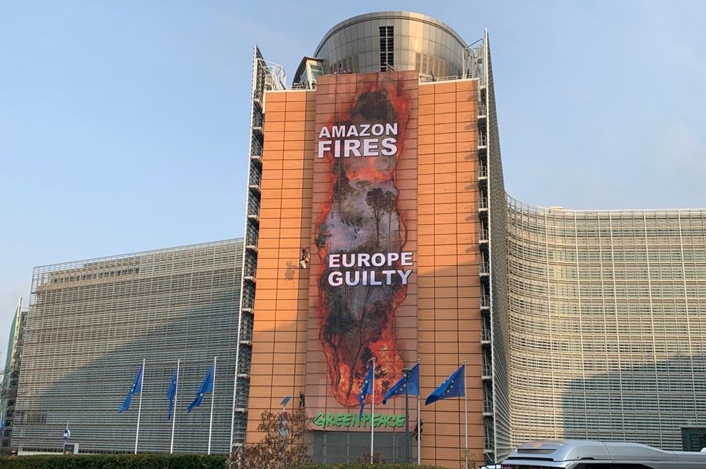 Action au Berlaymont : "l'Europe est complice des incendies en Amazonie"