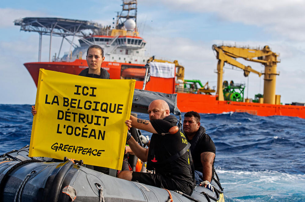 Le Rainbow Warrior en action contre l’exploitation minière dans le Pacifique