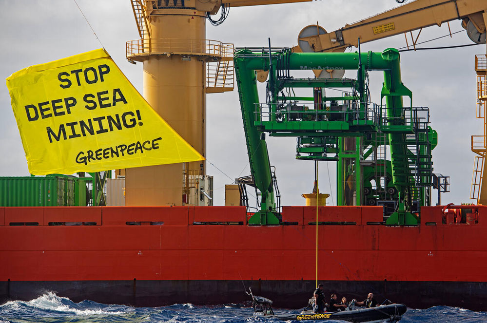 Rainbow Warrior in actie tegen diepzeemijnbouw in de Stille Oceaan