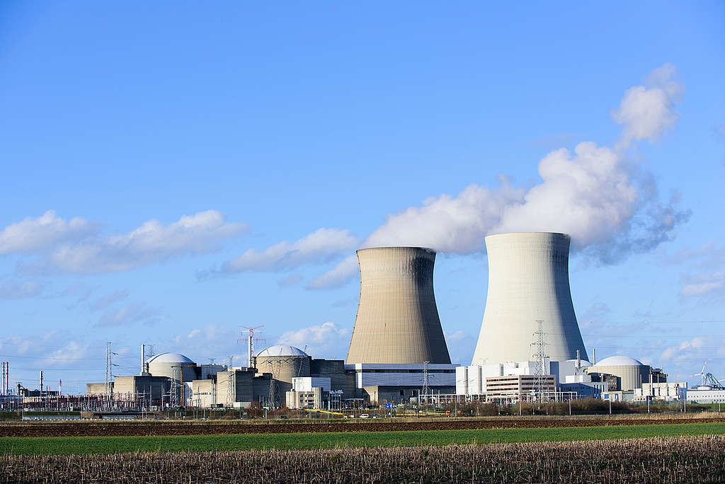 Doel Nuclear Power Plant in Belgium. © Bernd Arnold / Greenpeace Prolonger les réacteurs nucléaires obsolètes ? Votre avis compte !