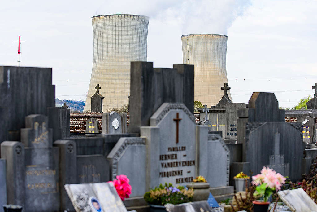 Tihange Nuclear Power Station in Belgium. © Bernd Arnold / Greenpeace