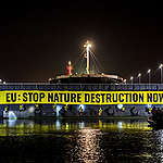 Greenpeace blokkeert sojaschip in Zeesluis IJmuiden