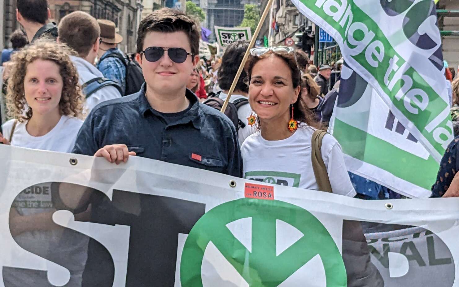 Klimaatactivist Benjamin op een betoging om ecocide in het wetboek op te nemen.