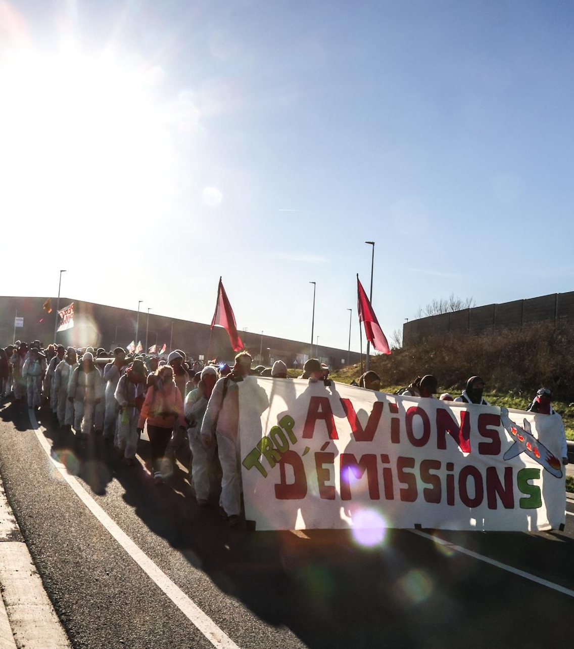 [Foto’s & Video’s] – 1200 activisten nemen deel aan 3de actie van Code Rood tegen de luchtvaartsector