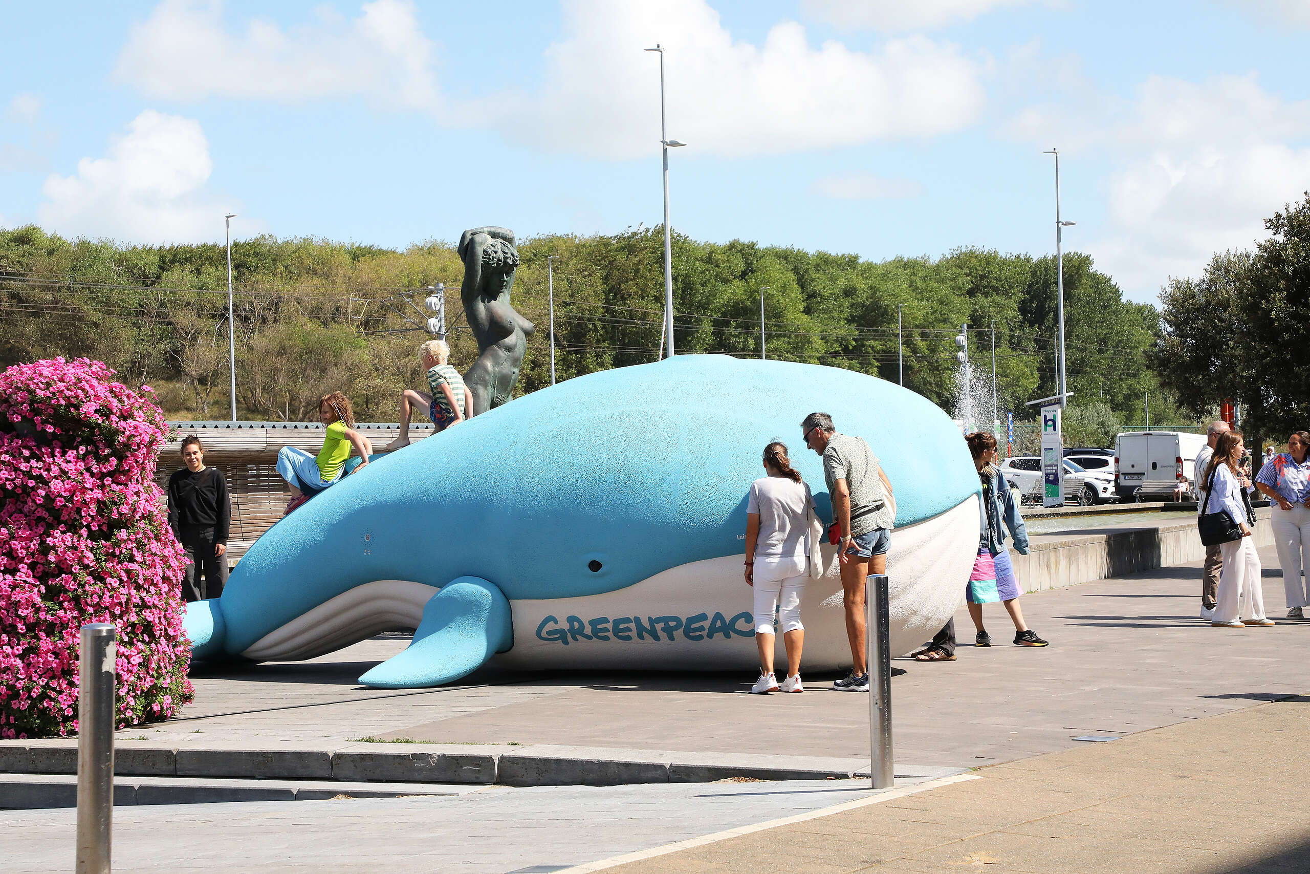 Une baleine de Greenpeace à la côte belge, pour sensibiliser sur les dangers qui menacent l’océan