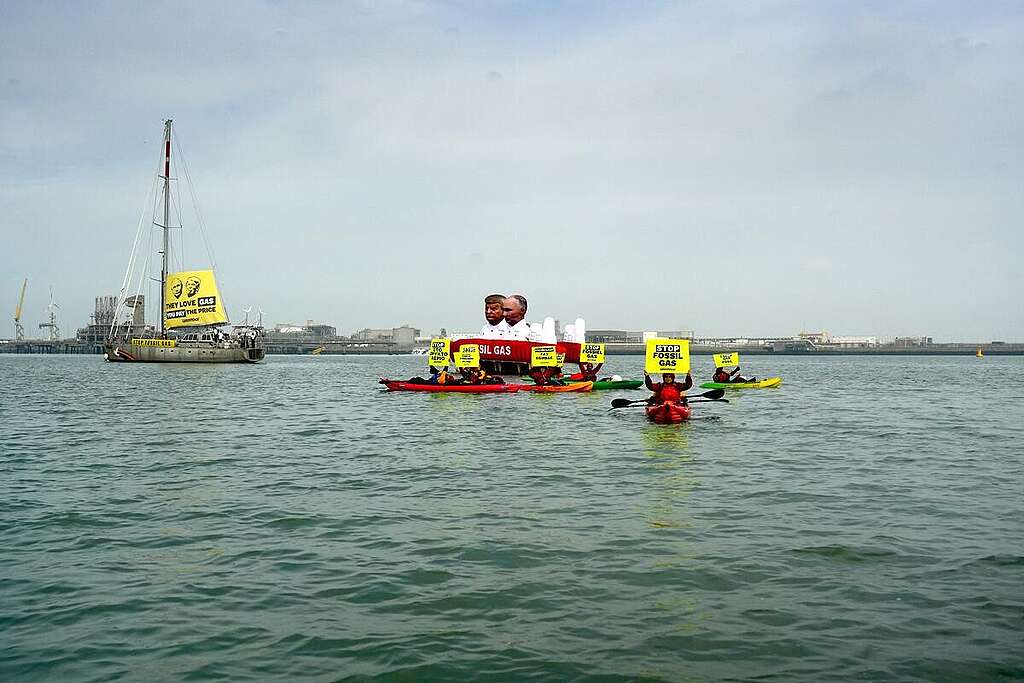 Blockade against Putin’s and Trump’s Gas at the Zeebrugge Terminal in Belgium. © Eric De Mildt / Greenpeace