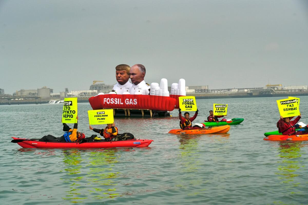 Greenpeace Belgique bloque actuellement le terminal gazier de Zeebrugge
