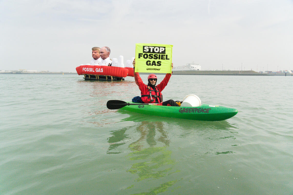 Blockade against Putin’s and Trump’s Gas at the Zeebrugge Terminal in Belgium. © Eric De Mildt / Greenpeace