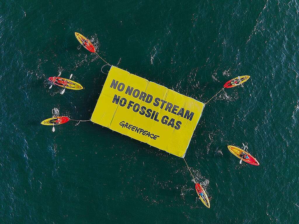 Activistes en kayak en mer Baltique, aux gazoducs Nord Stream.