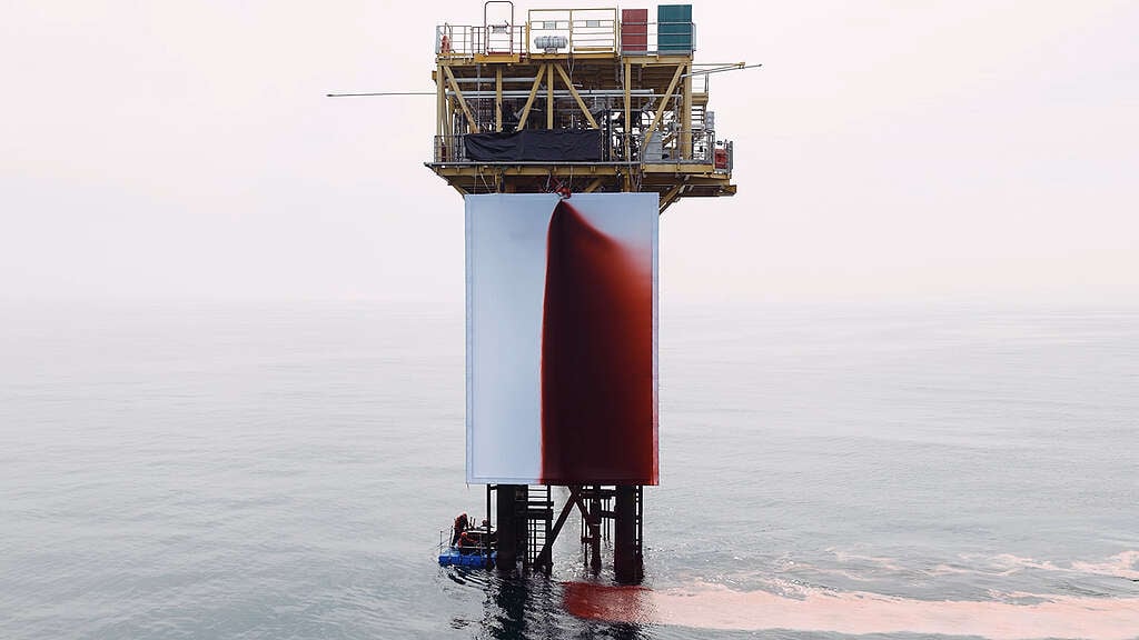 Une plateforme Shell en mer du Nord avec l'œuvre majeure du célèbre artiste Anish Kapoor, intitulée  BUTCHERED