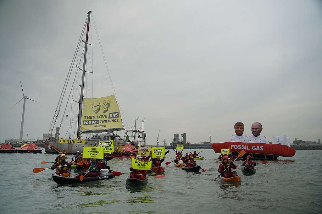 Blocage du terminal gazier de Fluxys à Zeebruges par plus de 70 militants en kayak.