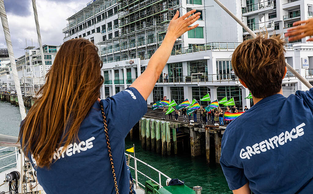 Le Rainbow Warrior arrive à Auckland, en Nouvelle-Zélande, pour le 40e anniversaire du bombardement du Rainbow Warrior original à Auckland par des agents du gouvernement français en 1985