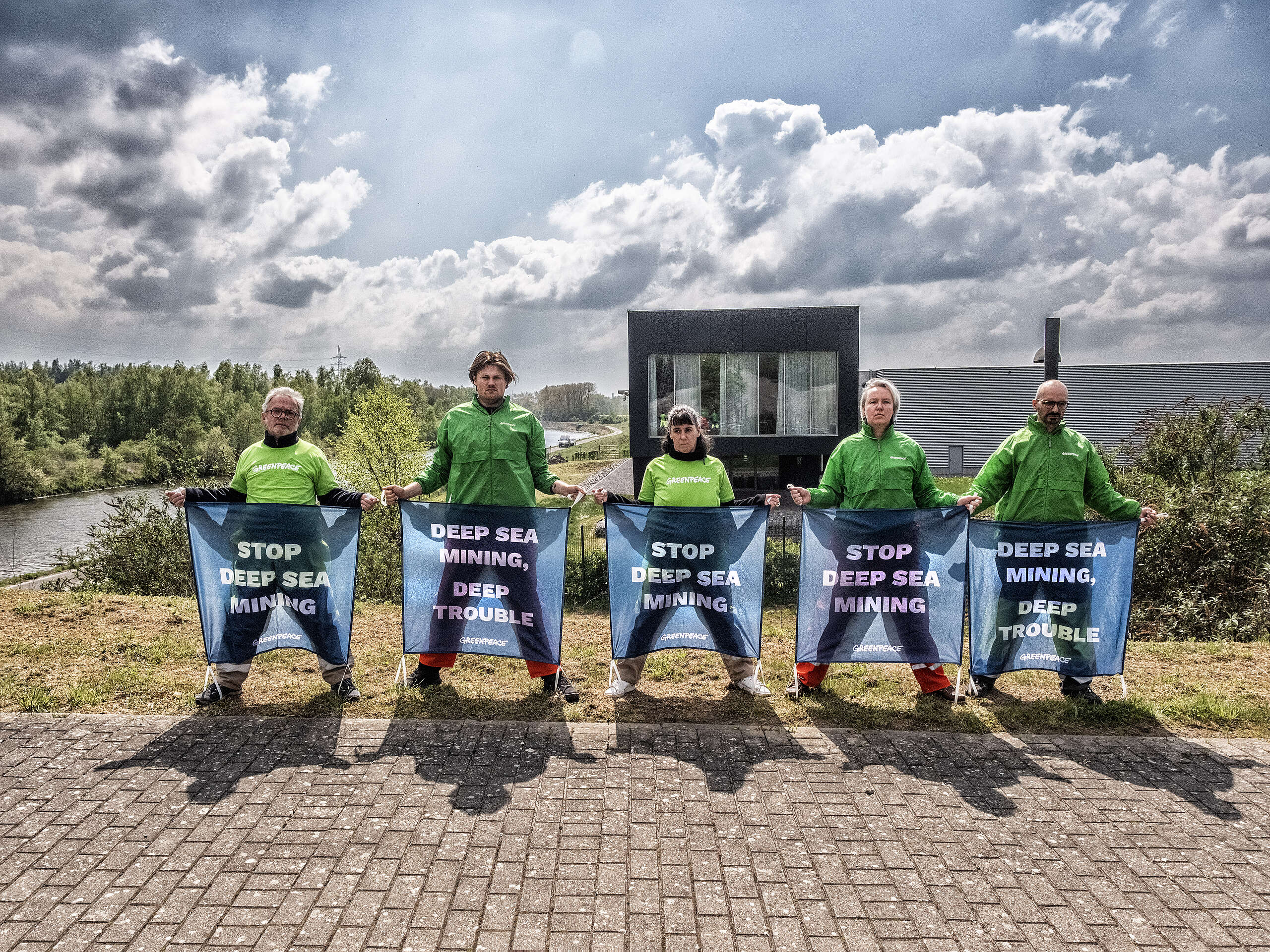 Greenpeace voert actie tegen diepzeemijnbouw bij bezoek koning aan DEME