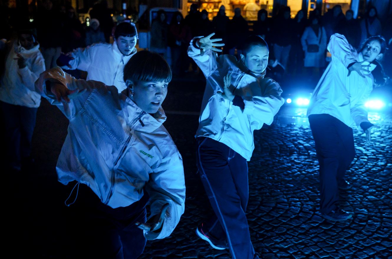 Van de rechtszaal naar de dansvloer: mis deze dansvoorstelling over de Farmer Case niet