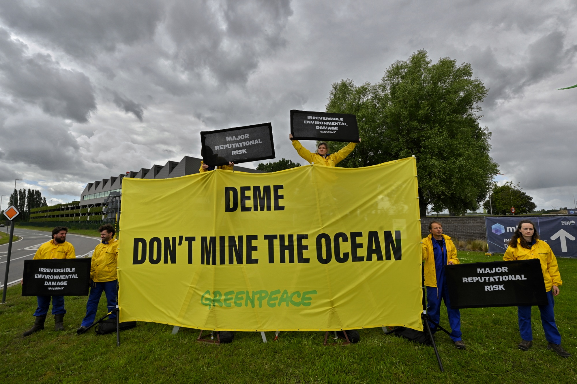 Greenpeace mène une action lors de l’assemblée générale des actionnaires de DEME