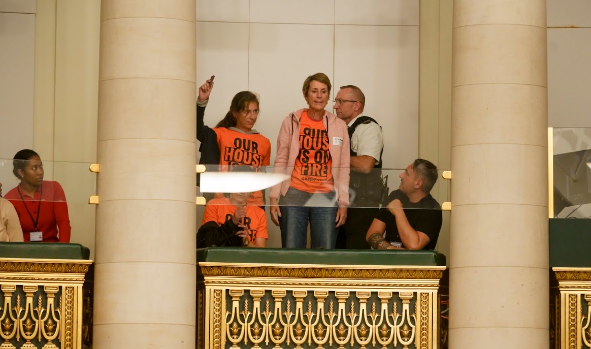 Greenpeace en action au parlement fédéral : “Notre maison est en feu, agissez”