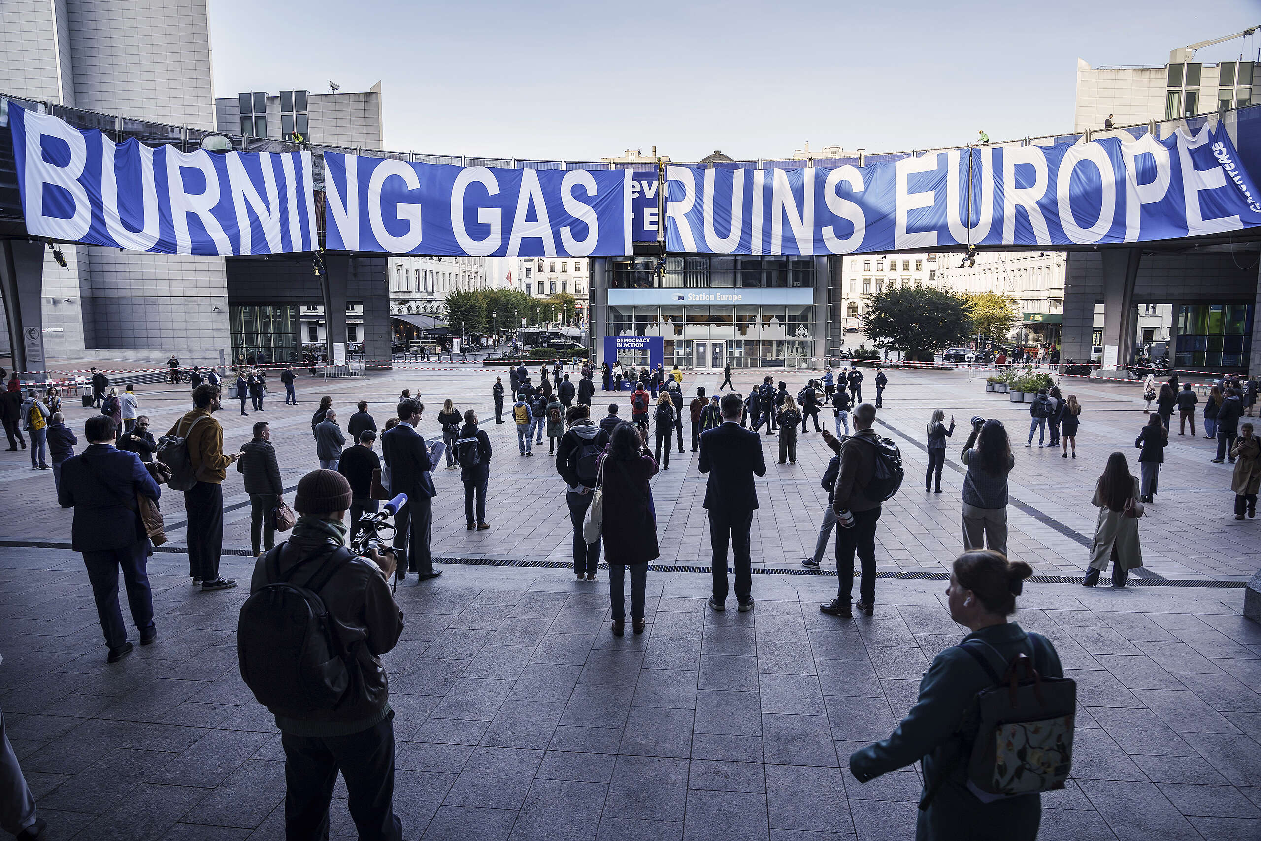 Action : des activistes protestent au Parlement européen pour dénoncer la hausse des factures d’énergie et exiger la sortie du gaz fossile