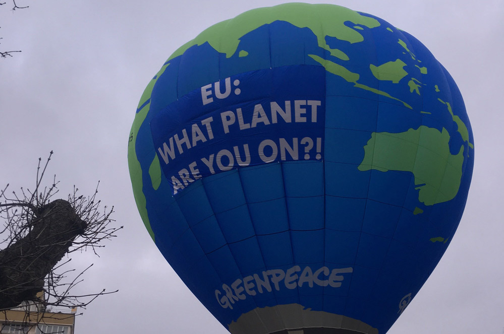 Actie met luchtballon bij cruciale EU-klimaattop: ‘Op welke planeet leven jullie?’