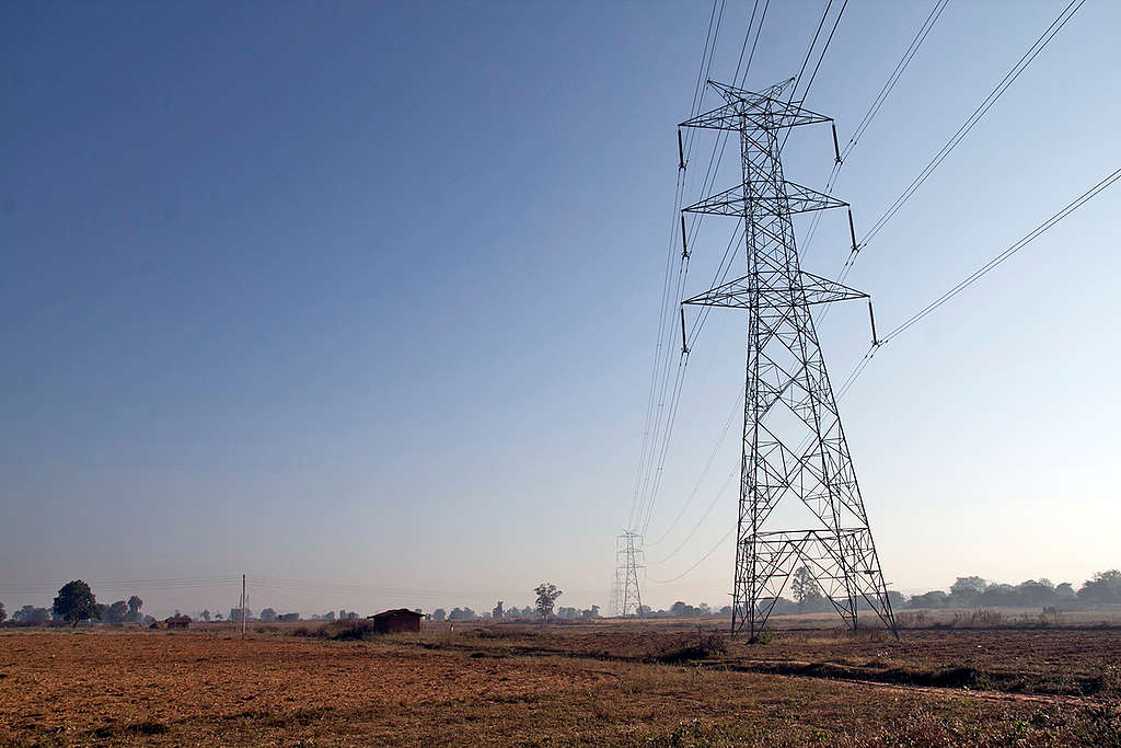 Linhas de transmisssão de energia elétrica.