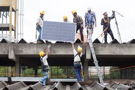 Instalação de painéis solares em escola pública de São Paulo.