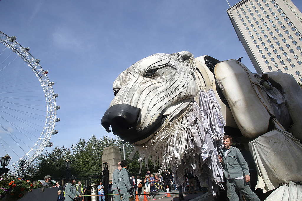 Urso polar gigante em frente à sede da Shell.