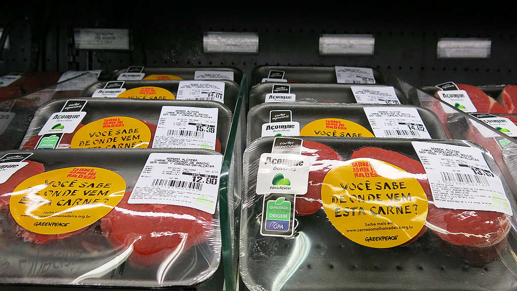 Adesivos questionam consumidores nos supermercados: "Vocie sabe de onde vem essa carne?"