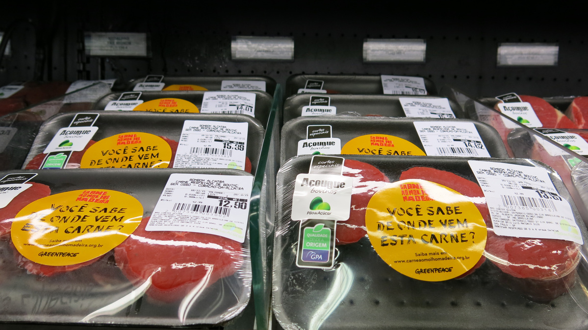 Adesivos questionam consumidores nos supermercados: "Vocie sabe de onde vem essa carne?"