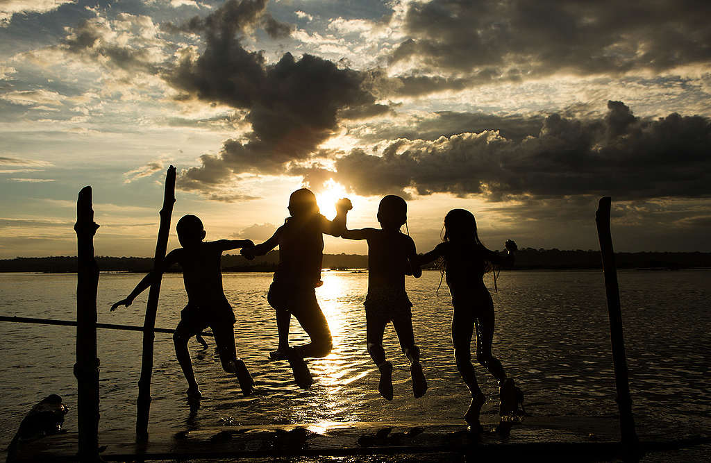 Crianças Munduruku brincam no rio Tapajós. 