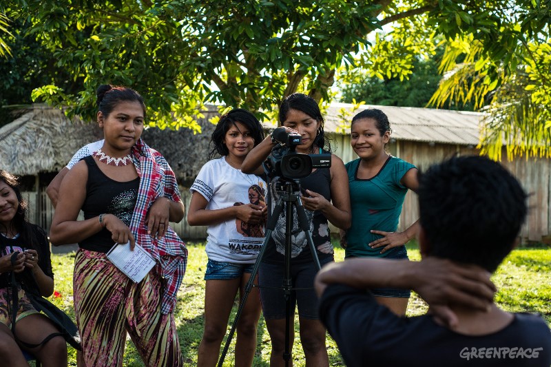 Jovens Munduruku operam a câmera no Tapajós.
