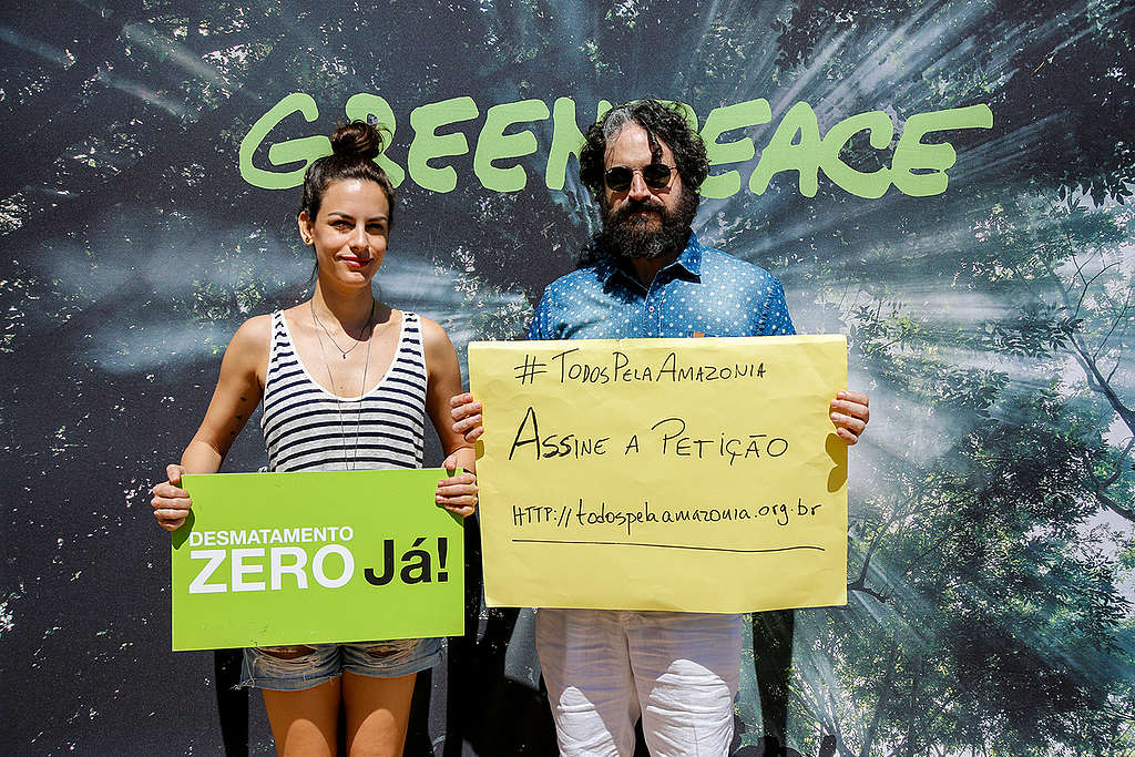 Luisa Micheletti e Caco Ciocler no ato no Rio de Janeiro.