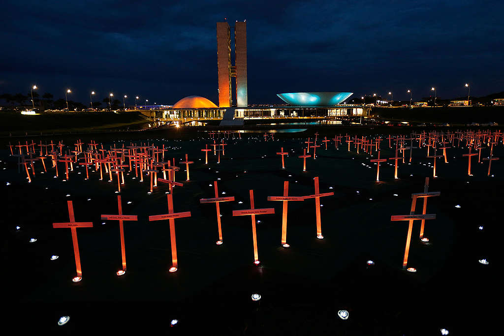 Ação do Greenpeace com 251 cruzes em frente ao Congresso Nacional