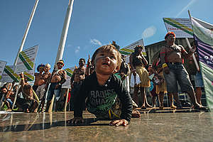 Criança indígena protesta pela demarcação de terras em Brasília.