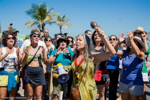 Mobilização em Ipanema, no Rio de Janeiro, pela preservação da floresta Amazônica e contra os retrocessos ambientais do governo Temer. Foto: Júlia Mente/Greenpeace