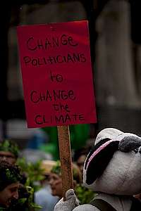Manifestante segura cartaz contra o aquecimento global.